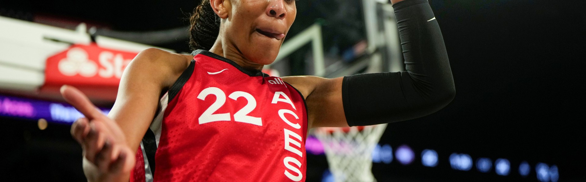 无解！阿贾-威尔逊17中9轰23分19板4助2断4帽 提前下场不刷第20板