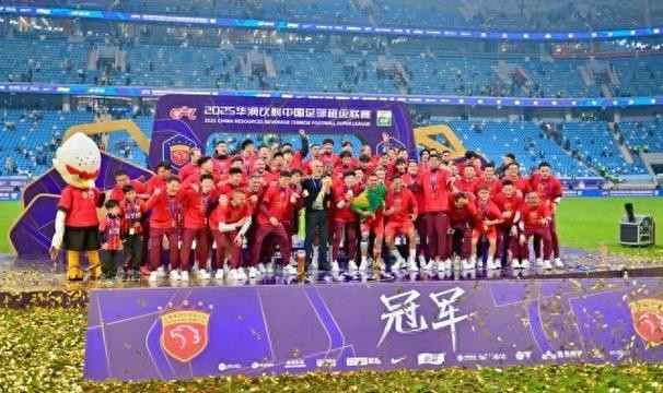 皇冠体育入口-球员自宣、球迷机场宣取代“官宣”？每年海港冬训出征，为何总当保密局局长